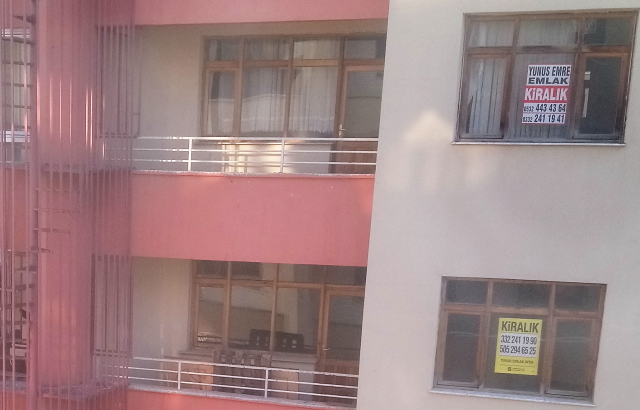 トルコのアパートの窓には貸部屋の広告pic_turkey20211003_2